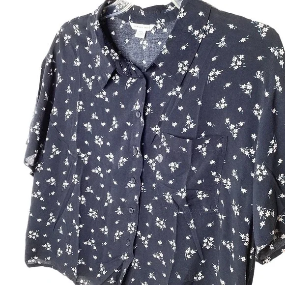 American Eagle Top Women Sz M Black Button Down Floral‎ NWOT - Picture 4 of 9